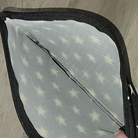 909 Zippered Accesory Pouch - Picture 2 of 3